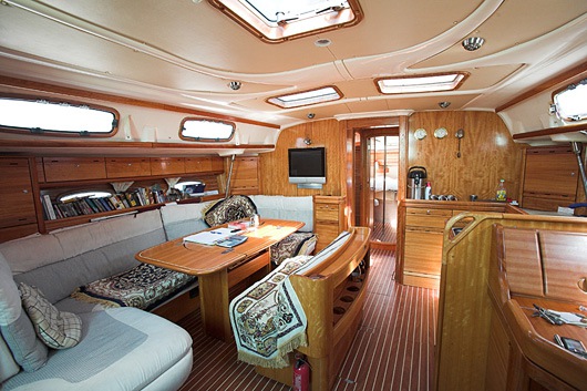 Jahtas Džesika salonkajīte Jahtas Džesika salonkajīte