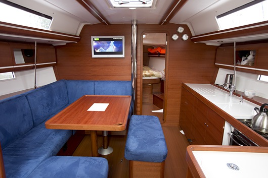 Jahtas Dufour 405 Grand Large salonā Jahtas Hugo salonā