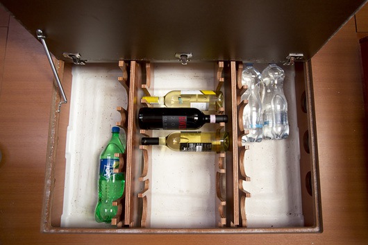 Vīna pagrabs uz jahtas Dufour 405 Grand Large Vīna pagrabs uz jahtas Hugo