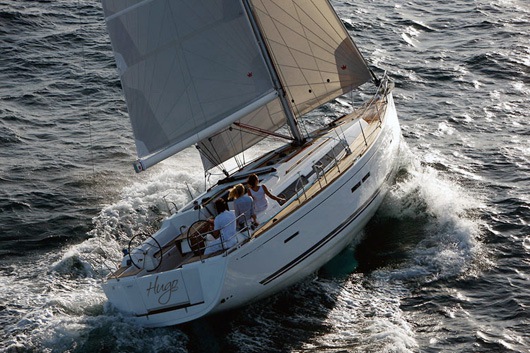 Jahta Dufour 405 Grand Large atklātā jūrā Jahta Hugo atklātā jūrā